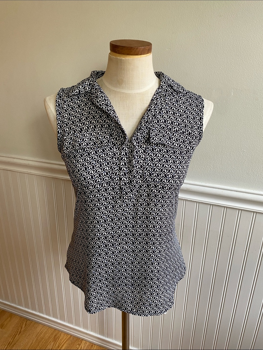 5 for $25! Loft Sleeveless Black & White Printed Split-Neck Top